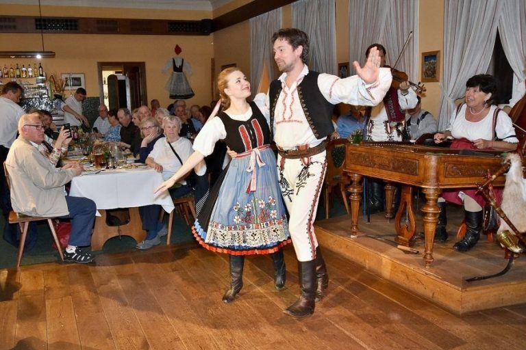 Folklore Weihnachtsabend Mit Traditionellem Tschechischen Abendessen in Prag Und Transfer